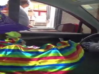 Clown prende cazzo succhiato mentre ordering cibo