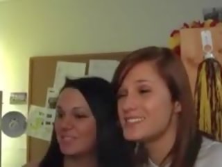Young kolledž students enjoying loving