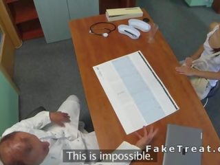 Medico uomo scopa russo paziente