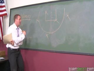 Uly emjekli blondinka talyp kaley hilton has tüýden tokaýlyk banged by her mugallym in the klass