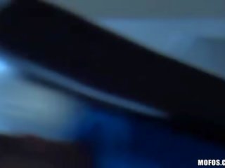Jovem regalo recebe um incondicional esticam
