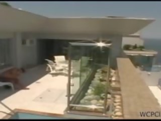 Tannned hotie lebara duke fucked nga një e zezë buddy
