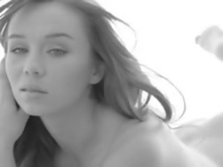 Brunett diva dražila in poziranje na postelja