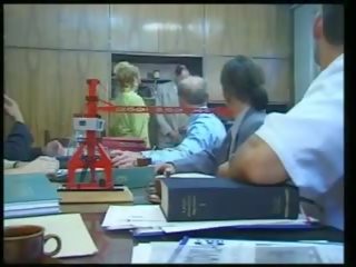 Important boardroom meeting turns into gygyrmak plastikden sik