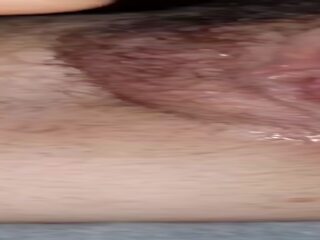 Žena drgnjenje ji mokro poraščeni muca da orgazem s popadki