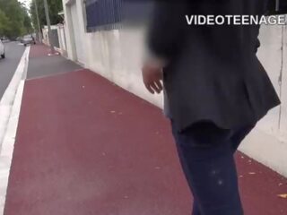 褐发女郎 青少年 同 大 奶 得到 手指 在 屁股