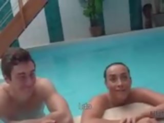 Buhok na kulay kape pinili pataas at mahusay fucked sa pribado poolside