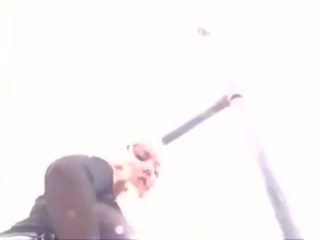 Longhaired redhead ginamit sa pamamagitan ng ginintuan ang buhok inang kaakit-akit