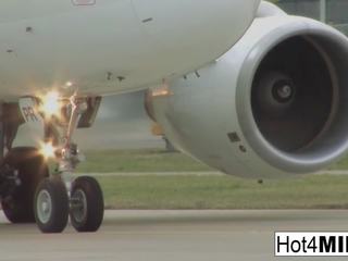 Flight attendant me i madh falso cica merr organ seksual i mashkullit në the
