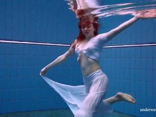 Lak hottie marketa nag v na bazen, seks 8d