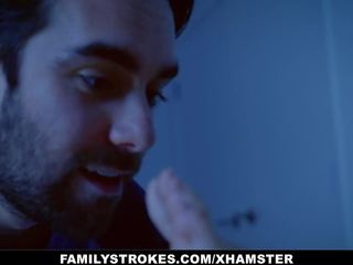 Familystrokes - menawan milf digoda oleh besar cotok anak tiri laki-laki
