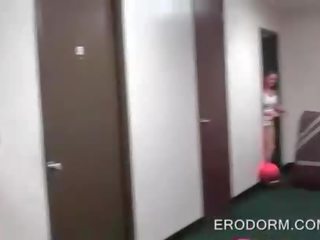 Randy studentët duke pasur një konvikt dhomë orgji pjesë
