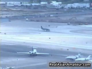 Asiatico caratteristica succhia cazzo grosso in un airport