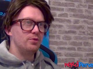 Hot redhead lucy lane ngisep pénis at nerd casting.