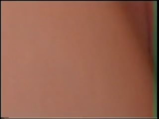 Gawang-bahay bata babae hubo't hubad