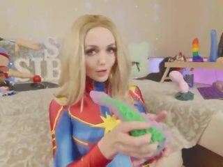 Amatore adoleshent në kostum captain marvel tests i ri lodra keq dragon sia siberia