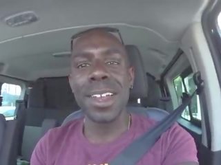 Un giovane fidanzata succhia un grande nero prick in un auto parco in il strada in il in mezzo di il pomeriggio parte 1