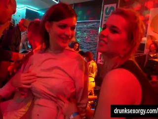 Glorious girls tans etmek erotically in a klub